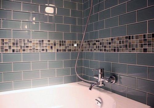 Изображение: Укладка плитки в ванной комнате