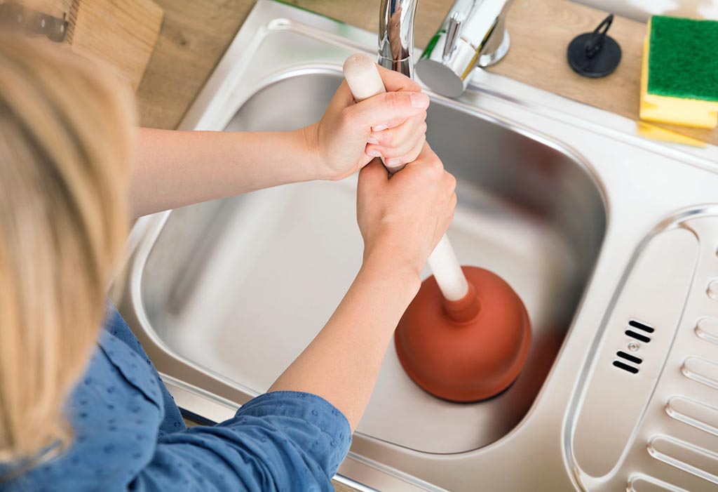 Прочистка канализации своими руками: важные особенности