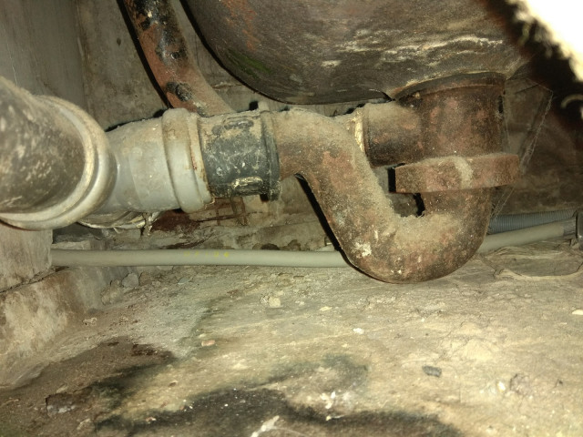 Изображение Демонтаж старого чугунного слива