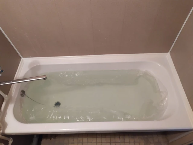 Установка акрилового вкладыша в ванну